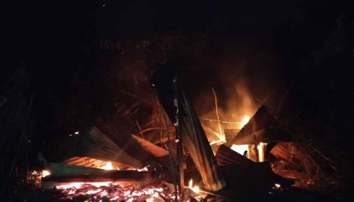 Tak Kunjung Di Tindak Polisi, Ratusan Warga Bakar Lapak Narkoba