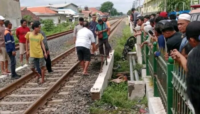 Pemotor Tewas Mengenaskan Tertabrak Kereta Api di Sidoarjo