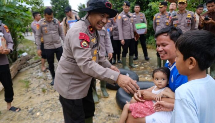 Wakapolda Riau Salurkan Bantuan ke Korban Banjir di Kampar