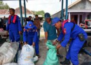Satpolairud Polresta Sidoarjo bersama Nelayan Bersihkan Sampah di Kawasan Pesisir