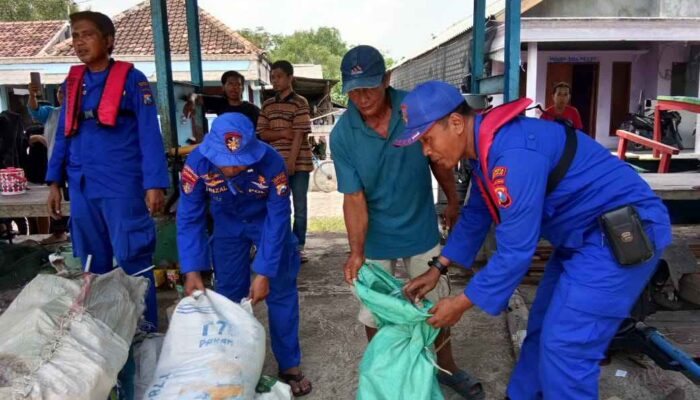 Satpolairud Polresta Sidoarjo bersama Nelayan Bersihkan Sampah di Kawasan Pesisir