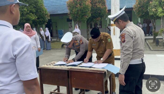 Kasatlantas Polres Siak Perkenalkan Aturan Lalu Lintas Pada Siswa SMAN 1 Siak