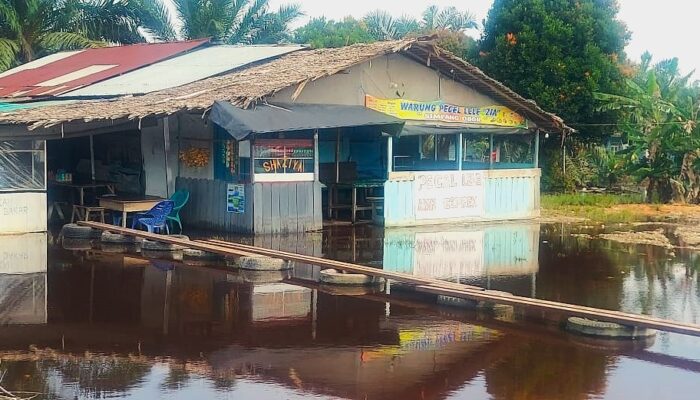 Respon Cepat Banjir di Pusako, Dinas Sosial Kabupaten Siak Dirikan Dapur Umum