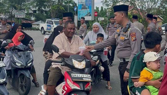 Berkah Ramadhan: Satlantas Polres Siak Edukasi Keselamatan Berkendara dan Bagi-bagi Takjil