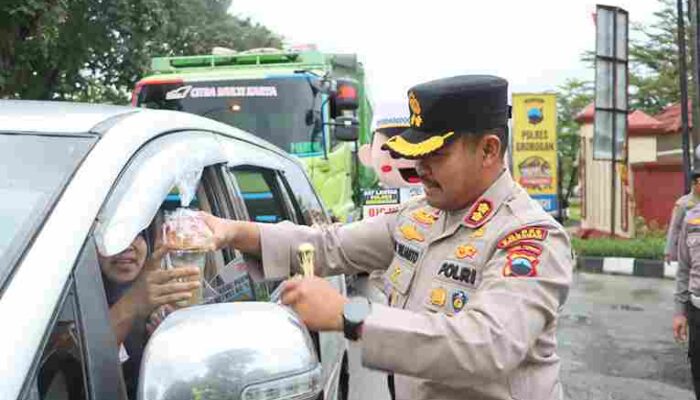Semarak Ramadhan, Polres Grobogan Bagikan Ratusan Takjil pada Pengguna Jalan