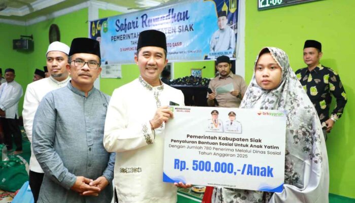 Gelar Safari Ramadan,Sekda Siak Serahkan Bantuan Untuk Warga Kito Gasib