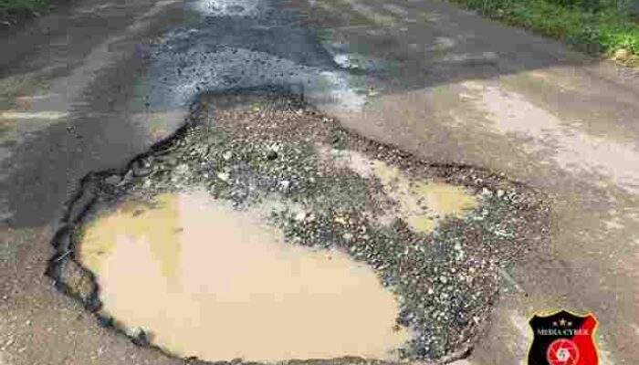 Jalan Depan Rumah Anggota DPRD Metro “Kubangan Kerbau”, Warga Geram Menjelang Lebaran!