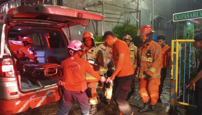 Respons Cepat Polsek Genteng, Amankan TKP Ledakan Gas LPG Akibat Upaya Atasi Kebocoran yang Gagal