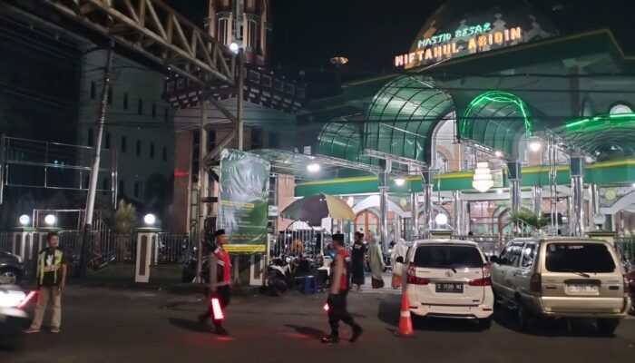 Berikan Rasa Aman dan Nyaman Ibadah, Polsek Krian Siagakan Anggota