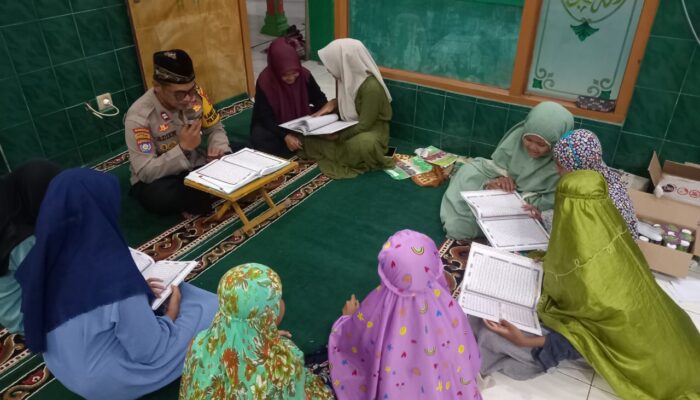 Kanit Binmas Polsek Krembung Gelar Tadarus Al-Qur’an Bersama Remaja 