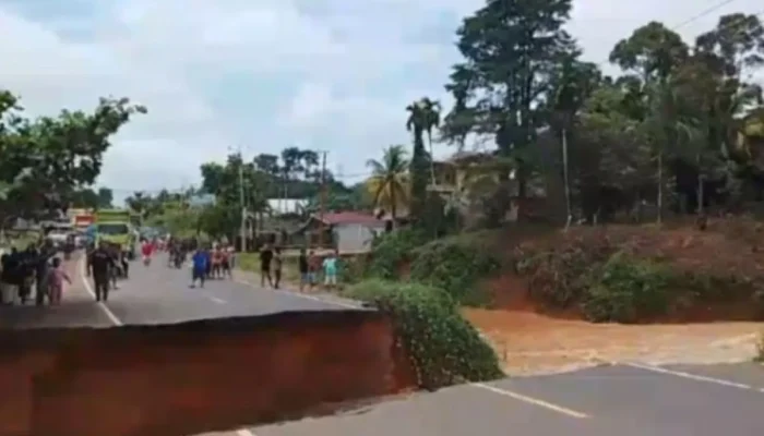 Jalan Sumbar-Jambi Lumpuh Total, Polres Dharmasraya Imbau Pengendara Lawat Jalur Alternatif