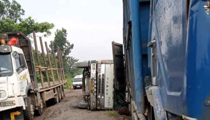 BREAKING NEWS: Jalan Pemda Perawang Mencekam! Truk Bertumbangan Setiap Hari Akibat Kerusakan Parah
