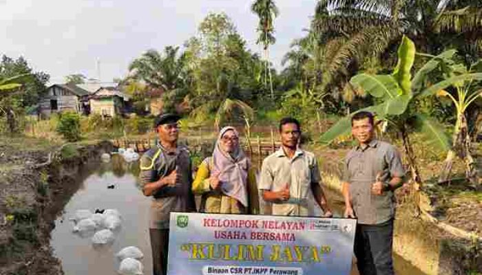 PT IKPP MILL Perawang Beri Bibit Dan Pakan Ikan Kepada Nelayan Kampung Tualang