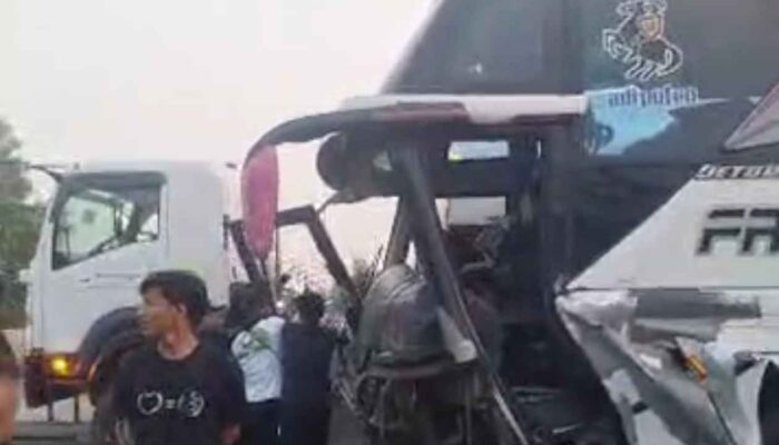 Away Jakarta Rombongan Bus Bonek Surabaya Terlibat Kecelakaan