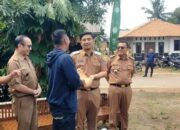 Dr.M.Rafieq Pradana Serahkan Material Bangunan bagi Korban Puting Beliung di Metro