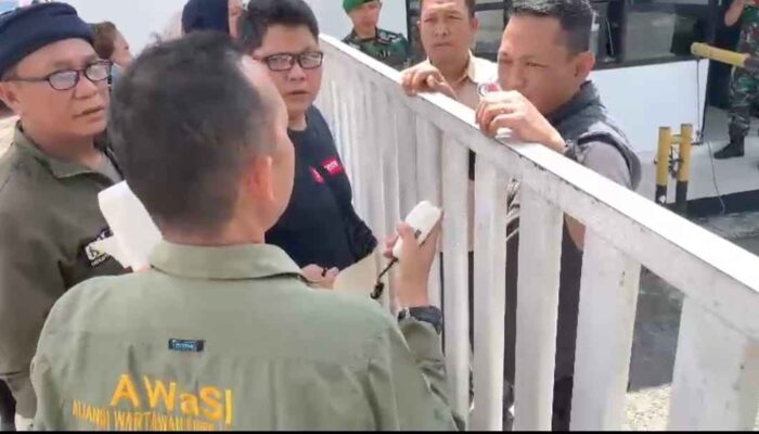 Aksi AWaSI Jambi di Kejari Sungai Penuh Ricuh, Kasi Intel dan Security Cegat Massa di Pintu Masuk