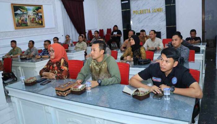 Polresta Jambi Nonton Bareng Wayang Kulit Secara Virtual dalam Rangka Hari Bhayangkara ke-79