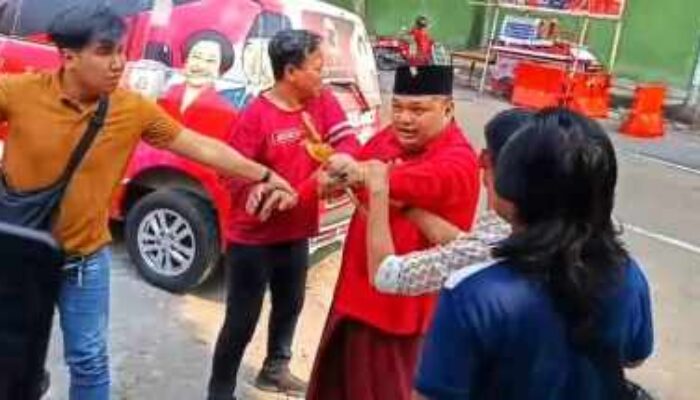 Achmad Hidayat Mengamuk Bawa Sebilah Keris