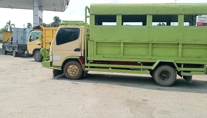 Antrean Solar Panjang di SPBU Km 9 Perawang Akibat Pengisian BBM Industri
