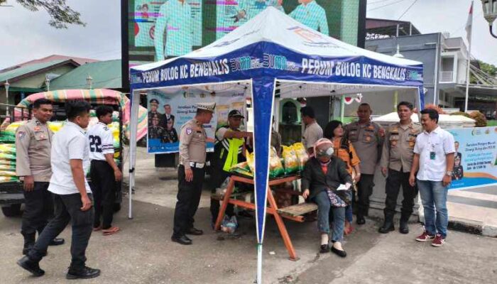 Tumpah Ruah Warga Serbu Beras Murah Polsek Tualang dan Bulog