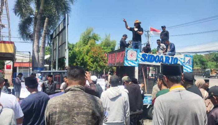 Ratusan Nelayan Pantura Datangi Kantor Petronas Gresik, Tuntut Ganti Rugi Kerusakan Rumah Ikan