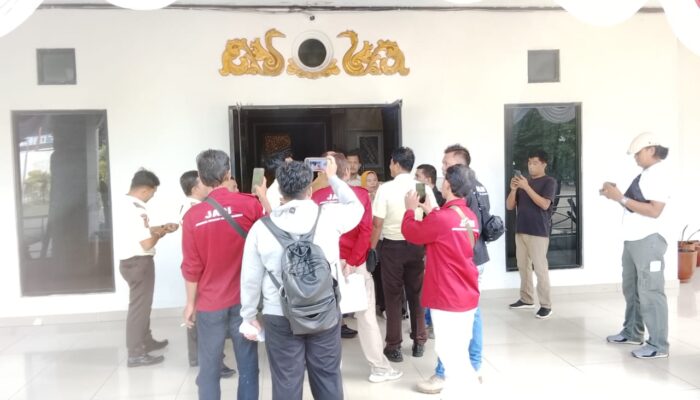 Aksi JARI Jambi: Minta Janji DPRD Bongkar Kandang Sapi ‘Edi’ di Atas Drainase