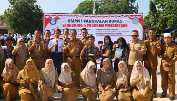 Plt. Kadisdik Pelalawan Dukung Penuh Program Pembiasaan di SMPN 1 Pangkalan Kuras