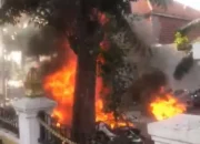 Lebih dari 21 Sepeda Motor Terbakar dalam Aksi di Gedung Negara Grahadi