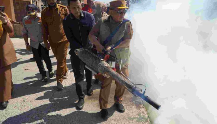 Tanggulangi KLB Malaria, Bupati Rohil Tinjau Langsung Kondisi Penderita Malaria dan Lakukan Fogging