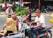 Polsek Porong Beri Teguran Humanis Pengendara Tanpa Helm untuk Keselamatan Bersama