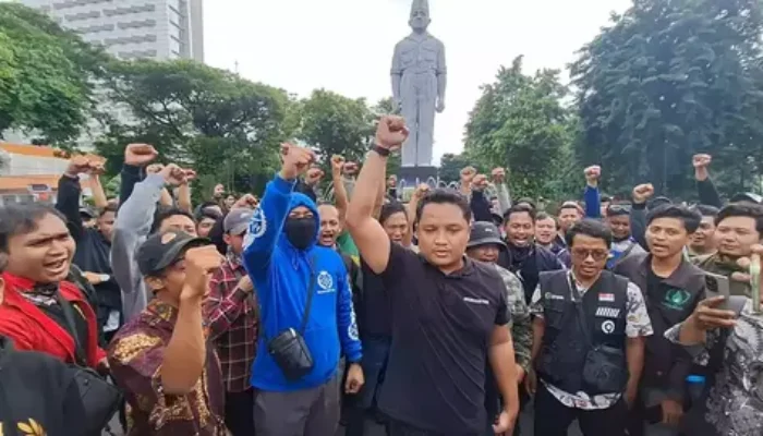 Ratusan Arek Suroboyo Geruduk Kantor Ormas