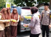 Jumat Berkah Polsek Taman Bagikan Makanan Gratis