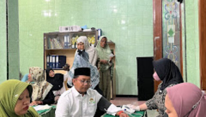 LDII Tambak Oso Gelar Pemeriksaan Kesehatan Gratis, Warga Antusias Cek Tensi dan Gula Darah di Masjid Baitul Islah