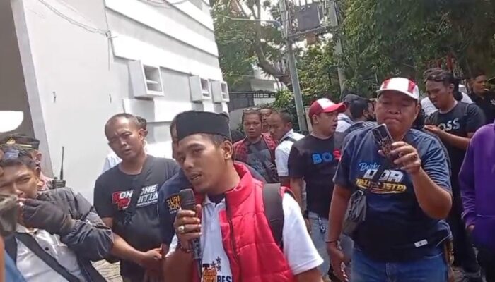Puluhan Wartawan di Surabaya Geruduk Kantor Satpol PP, Tuntut Keadilan