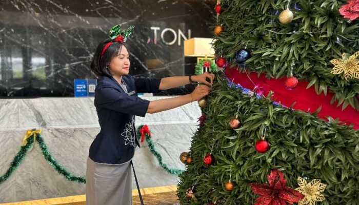 Unik dan Berkelanjutan, Aston Sidoarjo Hadirkan Pohon Natal dari 2025 Bonggol Nanas