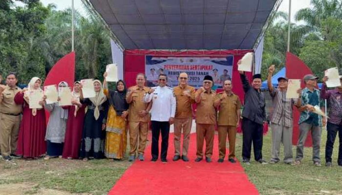 Penyerahan Sertifikat Redistribusi Tanah 2025, Bupati Pelalawan Imbau Warga Manfaatkan untuk Kesejahteraan