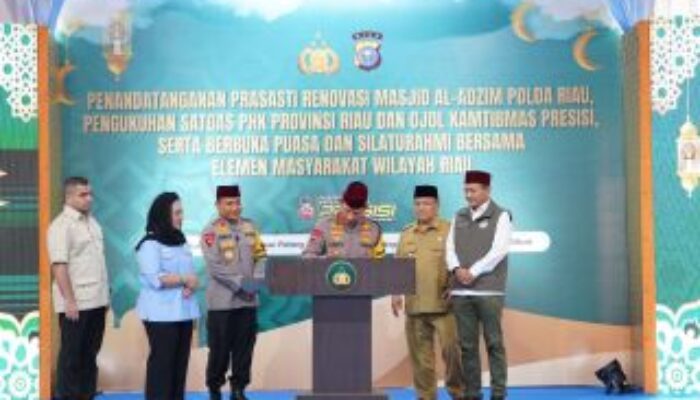 Kunjungi Riau, Kapolri Kukuhkan Satgas PHK dan Resmikan Renovasi Masjid Al-Adzim