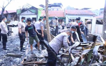 Wujud Kepedulian, 50 Personel Polres Labuhanbatu Gotong Royong Evakuasi Puing Pasca-Kebakaran