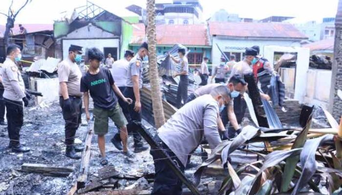 Wujud Kepedulian, 50 Personel Polres Labuhanbatu Gotong Royong Evakuasi Puing Pasca-Kebakaran