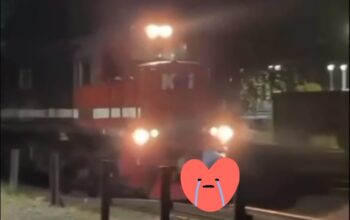 Tragis Seorang Perempuan Tertabrak Kereta Api ,Tubuh Terpotong Menjadi Dua