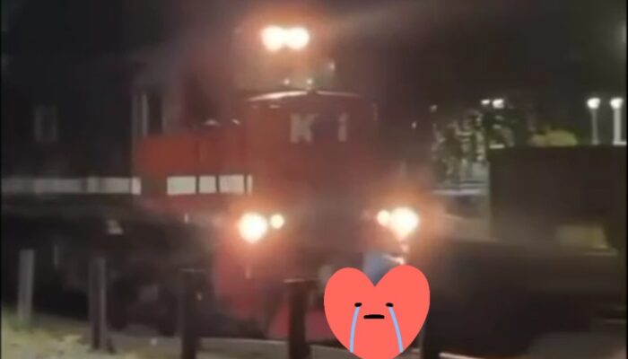 Tragis Seorang Perempuan Tertabrak Kereta Api ,Tubuh Terpotong Menjadi Dua