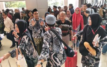 Pelepasan Jamaah Haji Plus Jawa Timur di Bandara Juanda, Penuh Haru dan Doa