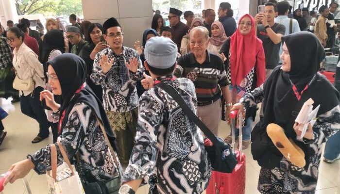 Pelepasan Jamaah Haji Plus Jawa Timur di Bandara Juanda, Penuh Haru dan Doa