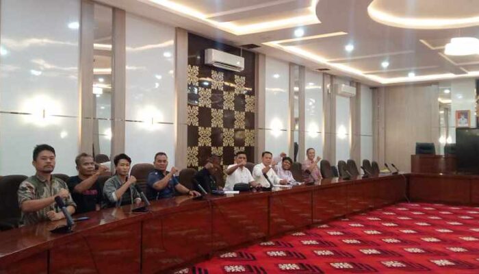 Kursi Kosong Legislator Tualang di Tengah Sengkarut Perizinan! “Kami Malu, Dimana Wakil Rakyat Kami?”