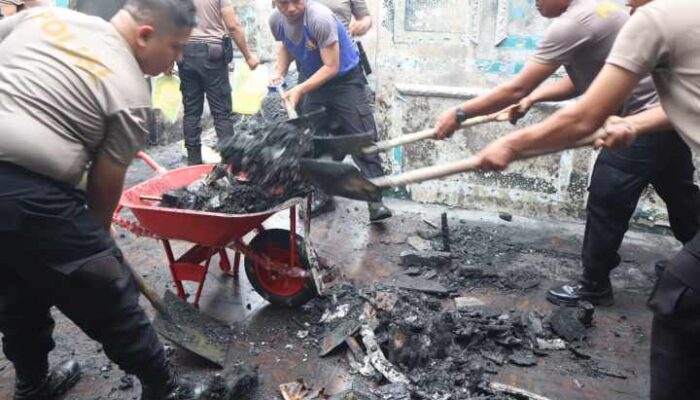 Aksi Kemanusiaan, Personel Polres Labuhanbatu Gotong Royong Bantu Korban Kebakaran di Padang Bulan