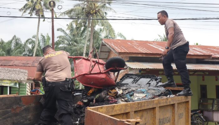 Polres Labuhanbatu Hadir Ditengah Masyarakat, Bersihkan Puing Kebakaran