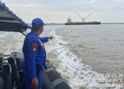 Pompong Karam Hantam Tongkang, Pemilik Barang dan Petugas Bea Cukai Hilang Terseret Arus