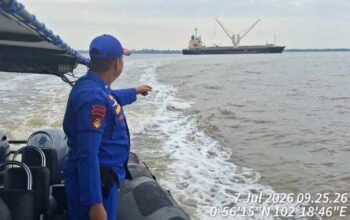 Pompong Karam Hantam Tongkang, Pemilik Barang dan Petugas Bea Cukai Hilang Terseret Arus