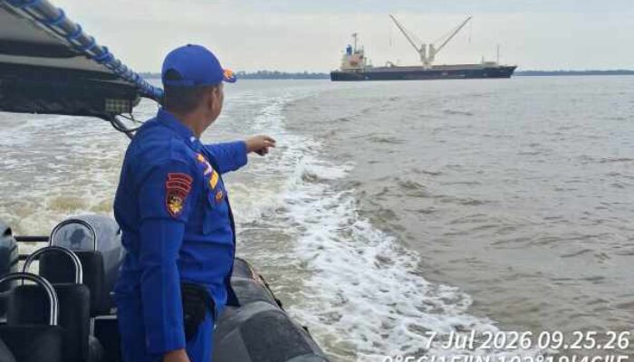 Pompong Karam Hantam Tongkang, Pemilik Barang dan Petugas Bea Cukai Hilang Terseret Arus