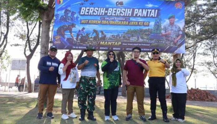 Danramil Rungkut Memimpin Langsung Bersih Bersih Pantai Batu Batu Dalam Rangka Hut ke 60 Korem 084/Bhaskara Jaya